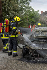 Treibstoff entsündet sich immer wieder erneut bei einem Pkw-Brand