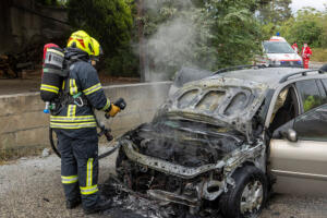 Treibstoff entsündet sich immer wieder erneut bei einem Pkw-Brand