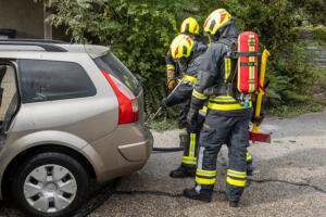 Treibstoff entsündet sich immer wieder erneut bei einem Pkw-Brand