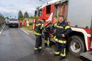 Treibstoff entsündet sich immer wieder erneut bei einem Pkw-Brand