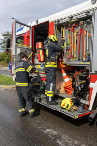 Treibstoff entsündet sich immer wieder erneut bei einem Pkw-Brand