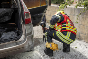 Treibstoff entsündet sich immer wieder erneut bei einem Pkw-Brand