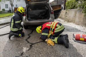 Treibstoff entsündet sich immer wieder erneut bei einem Pkw-Brand