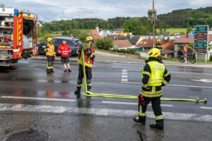 Treibstoff entsündet sich immer wieder erneut bei einem Pkw-Brand