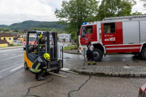 Treibstoff entsündet sich immer wieder erneut bei einem Pkw-Brand