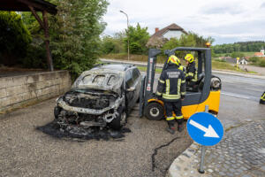 Treibstoff entsündet sich immer wieder erneut bei einem Pkw-Brand