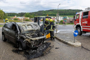 Treibstoff entsündet sich immer wieder erneut bei einem Pkw-Brand