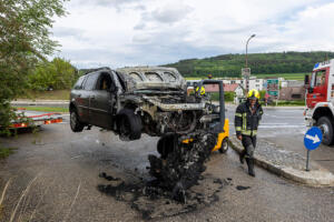 Treibstoff entsündet sich immer wieder erneut bei einem Pkw-Brand