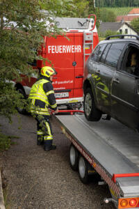 Treibstoff entsündet sich immer wieder erneut bei einem Pkw-Brand