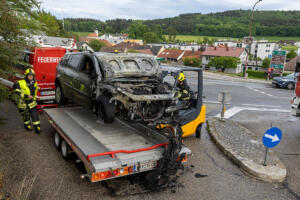 Treibstoff entsündet sich immer wieder erneut bei einem Pkw-Brand