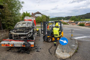 Treibstoff entsündet sich immer wieder erneut bei einem Pkw-Brand