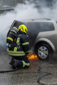 Treibstoff entsündet sich immer wieder erneut bei einem Pkw-Brand