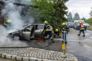 Treibstoff entsündet sich immer wieder erneut bei einem Pkw-Brand