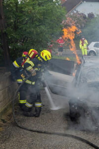 Treibstoff entsündet sich immer wieder erneut bei einem Pkw-Brand