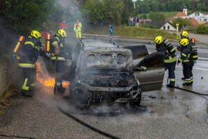 Treibstoff entsündet sich immer wieder erneut bei einem Pkw-Brand