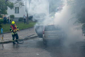 Treibstoff entsündet sich immer wieder erneut bei einem Pkw-Brand