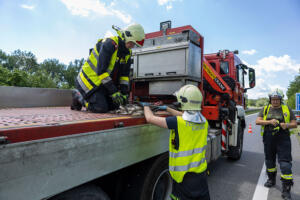 Pkw hinter Büschen im Straßengraben neben der S5