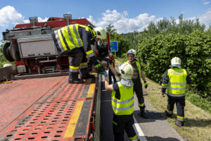 Pkw hinter Büschen im Straßengraben neben der S5