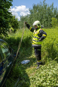 Pkw hinter Büschen im Straßengraben neben der S5