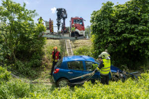 Pkw hinter Büschen im Straßengraben neben der S5