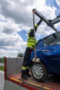 Pkw hinter Büschen im Straßengraben neben der S5