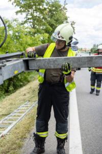 Pkw hinter Büschen im Straßengraben neben der S5