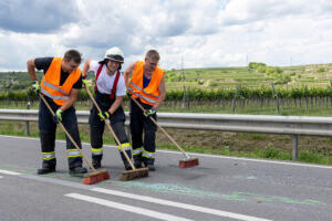 Fahrzeugüberschlag nach Kollision zweier Fahrzeuge auf der B35