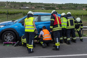 Fahrzeugüberschlag nach Kollision zweier Fahrzeuge auf der B35