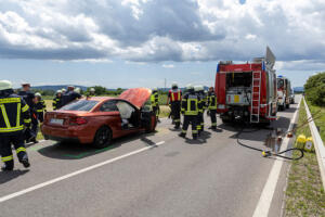 Fahrzeugüberschlag nach Kollision zweier Fahrzeuge auf der B35