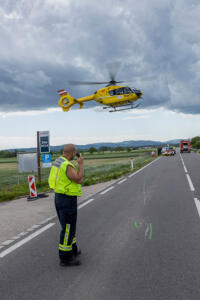 Fahrzeugüberschlag nach Kollision zweier Fahrzeuge auf der B35