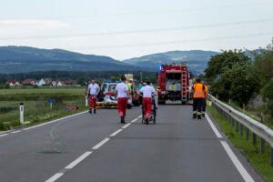 Fahrzeugüberschlag nach Kollision zweier Fahrzeuge auf der B35