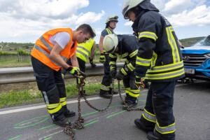 Fahrzeugüberschlag nach Kollision zweier Fahrzeuge auf der B35