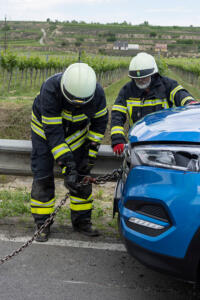 Fahrzeugüberschlag nach Kollision zweier Fahrzeuge auf der B35