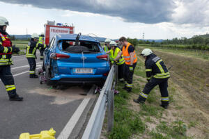 Fahrzeugüberschlag nach Kollision zweier Fahrzeuge auf der B35