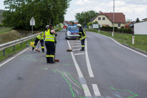 Fahrzeugüberschlag nach Kollision zweier Fahrzeuge auf der B35