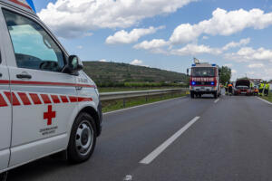 Fahrzeugüberschlag nach Kollision zweier Fahrzeuge auf der B35