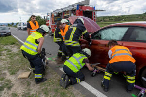 Fahrzeugüberschlag nach Kollision zweier Fahrzeuge auf der B35