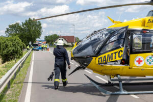 Fahrzeugüberschlag nach Kollision zweier Fahrzeuge auf der B35