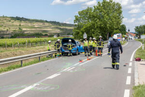 Fahrzeugüberschlag nach Kollision zweier Fahrzeuge auf der B35