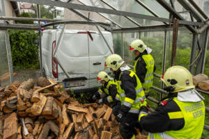 Transporter rollt in ein Glashaus einer Gärtnerei