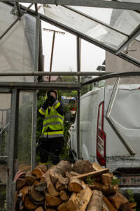 Transporter rollt in ein Glashaus einer Gärtnerei