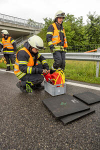 Pkw sitzt auf einer Leitschiene auf