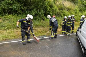 Fahrzeugüberschlag auf der regennassen L55 bei Langenlois