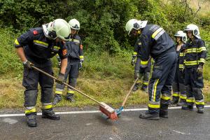 Fahrzeugüberschlag auf der regennassen L55 bei Langenlois