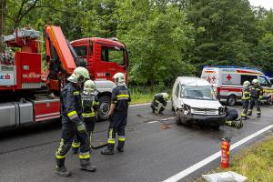 Fahrzeugüberschlag auf der regennassen L55 bei Langenlois