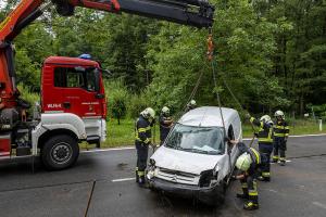 Fahrzeugüberschlag auf der regennassen L55 bei Langenlois