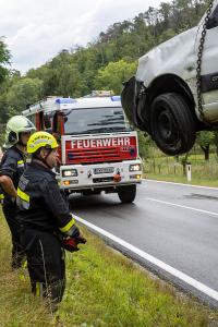 Fahrzeugüberschlag auf der regennassen L55 bei Langenlois