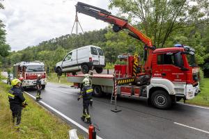 Fahrzeugüberschlag auf der regennassen L55 bei Langenlois