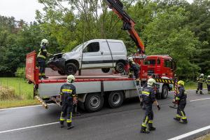 Fahrzeugüberschlag auf der regennassen L55 bei Langenlois