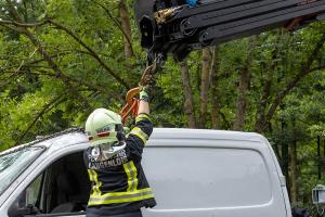 Fahrzeugüberschlag auf der regennassen L55 bei Langenlois